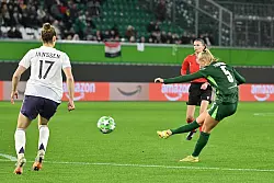 Ella Peddemors trifft zum 1:1 für den VfL Wolfsburg. - © Swen Pförtner/dpa