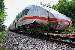 Zwei Waggons eines ICE sind im baden-w&uuml;rttembergischen Schw&auml;bisch Gm&uuml;nd entgleist. - &copy; Marius Bulling/dpa