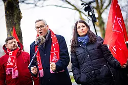 IG-Metall-Verhandlungsführer Thorsten Gröger (M) und Betriebsratschefin Daniela Cavallo in Hannover. - © Moritz Frankenberg/dpa