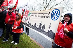 Kundgebung in Hannover: Die IG Metall verlangt den Erhalt aller Standorte und eine Beschäftigungsgarantie für die rund 130.000 Mitarbeiter. - © Moritz Frankenberg/dpa