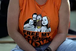 T-Shirt mit Bibas-Familie. (Archivbild) - © Mahmoud Illean/AP/dpa