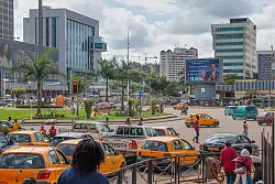 60 Prozent der Kameruner unter 35 würden einer Umfrage zufolge gerne auswandern. (Archivbild) - © Welba Yamo Pascal/AP/dpa