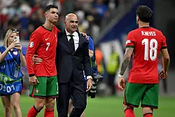 Roberto Martínez (Mitte) steht fest zu Cristiano Ronaldo - © Arne Dedert/dpa