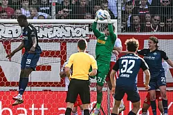 Jahn-Torwart Julian Pollersbeck fängt eine Hereingabe ab. - © Armin Weigel/dpa