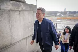 Sein Bundestagsmandat hat Habeck über die Grünen-Landesliste errungen: Er will es annehmen. - © Kay Nietfeld/dpa