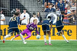 Thomas Müller ist für Vancouver sicher vom Elfmeterpunkt. - © ETHAN CAIRNS/The Canadian Press/AP/dpa
