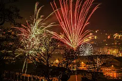 Um Mitternacht d&uuml;rfte wieder ein Feuerwerk den Nachthimmel erleuchten. (Archivbild) - &copy; Jason Tschepljakow/dpa