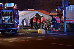Dutzende Feuerwehrkräfte waren im Einsatz. - © Heiko Rebsch/dpa