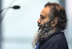 Der Angeklagte Taleb al-Abdulmohsen sitzt zu Beginn des zweiten Prozesstages in einem kugelsicheren Glaskasten. - &copy; Hendrik Schmidt/dpa