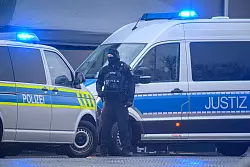 Der Konvoi mit Taleb al-Abdulmohsen f&auml;hrt vor das tempor&auml;re Gerichtsgeb&auml;ude in Magdeburg. - &copy; Klaus-Dietmar Gabbert/dpa