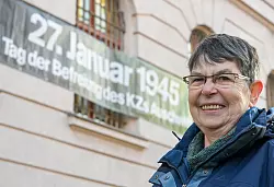 Die Berlinerin Jutta Kayser sorgt sich, dass es wieder so kommen könnte wie 1933. - © Jens Kalaene/dpa