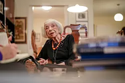 Sie sei nicht politisch, sagt Margot Friedländer, doch beobachtet sie die Lage in Deutschland ganz genau. - © Kay Nietfeld/dpa