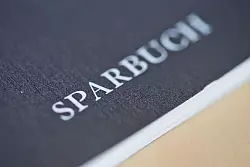 Mangelnde Finanzkompetenz und komplizierte Abl&auml;ufe beim Investieren: Viele Menschen in der EU sparen ihr Geld, anstatt es anzulegen. - &copy; picture alliance / Daniel Karmann/dpa