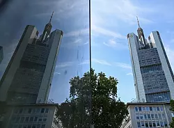 Unicredit baut Position als gr&ouml;&szlig;ter Aktion&auml;r der Commerzbank weiter aus - kommt jetzt das &Uuml;bernahmeangebot? (Archivbild) - &copy; Arne Dedert/dpa