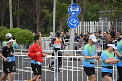 Nicht alle Roboter kamen beim Start direkt vom Fleck. - © Johannes Neudecker/dpa