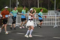Nach Veranstalterangaben hatten sich mehr als 10.000 Menschen für den Lauf angemeldet. - © Johannes Neudecker/dpa