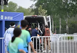 Ingenieure durften entlang der Rennstrecke bei den Robotern nachjustieren. - © Johannes Neudecker/dpa