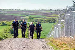 Die EU-Agentur Frontex unterstützt die Mitgliedstaaten der Europäischen Union beim Schutz der EU-Außengrenzen. (Archivbild) - © Soeren Stache/dpa