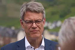 Minister Schnieder steht unter Druck, möglichst schnell jemanden für die Spitze der Deutschen Bahn zu finden. - © Thomas Frey/dpa