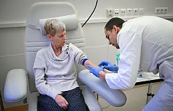 Wenn alles gut l&auml;uft, dauert die Donanemab-Therapie 18 Monate lang. - &copy; Jens Kalaene/dpa