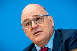 Der Arbeitgeber-Funktionär Kampeter wirft dem Kassenärzte-Chef vor, die Diskussion in eine falsche Richtung zu lenken. - © Michael Kappeler/dpa