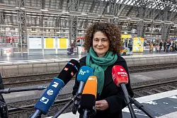 «Die Züge rollen, und man kann auch während des Streiks reisen», sagt Bahn-Vorstandsmitglied Stefanie Berk in Frankfurt am Main. - © Helmut Fricke/dpa