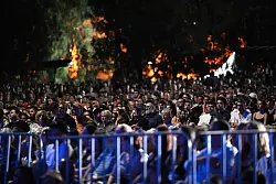 Zahlreiche Menschen nehmen an einer Mahnwache zum Nationalen Gedenktag f&uuml;r die Opfer und &Uuml;berlebenden des Anschlags am Bondi Beach in Sydney teil. - &copy; Dean Lewins/AAP/dpa