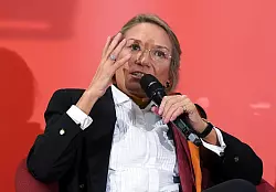 Franziska Augstein, Journalistin und Tochter des &laquo;Spiegel&raquo;-Gr&uuml;nders Rudolf Augstein, spricht w&auml;hrend der Feierstunde im &laquo;Spiegel&raquo;-Verlagsgeb&auml;ude. - &copy; Marcus Brandt/dpa