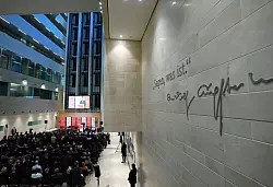 Bundespr&auml;sident Frank-Walter Steinmeier (hinten) spricht w&auml;hrend der Feierstunde &laquo;100 Jahre Rudolf Augstein&raquo; im &laquo;Spiegel&raquo;-Verlagsgeb&auml;ude. An der Wand: Augsteins Leitsatz. - &copy; Marcus Brandt/dpa