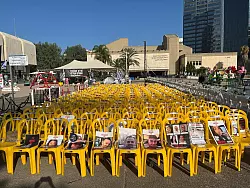 Vor dem Kunstmuseum liegen auf den St&uuml;hlen der ersten Reihe Fotos von Menschen, die seit dem Massaker der Hamas im israelischen Grenzgebiet vermisst werden. - &copy; Sara Lemel/dpa
