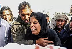 Eine Mutter trauert um ihr dreijähriges Kind, das bei einem nächtlichen Bombardement Israels im Gazastreifens getötet wurde. - © Abed Rahim Khatib/dpa