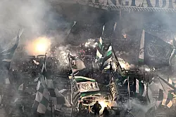 Prestigeduell auf dem Platz, Stimmung auf den Rängen. - © Federico Gambarini/dpa