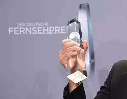 Ihn wollen alle gewinnen: Der Deutsche Fernsehpreis. (Archivfoto) - © Henning Kaiser/dpa