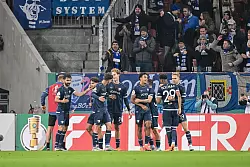 Bochums Spieler jubeln nach dem Tor von Gerrit Holtmann (l). - © Harry Langer/dpa