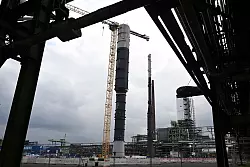 Auf dem Gel&auml;nde der Raffinerie Wesseling baut Shell jetzt eine gro&szlig;technische Anlage, die etwa Schmierstoffe herstellen kann. - &copy; Federico Gambarini/dpa