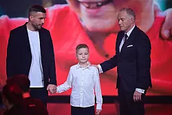 Lukas Podolski (l) kauft sich bei seinem Club ein. - © Sebastian Christoph Gollnow/dpa