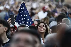 Auch US-Fahnen wurden geschwenkt. - © Cecilia Fabiano/LaPresse via ZUMA Press/dpa