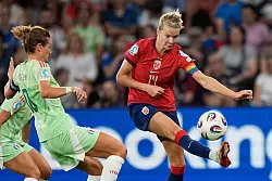 Erst Elfmeter verschossen, dann das 1:1 erzielt: Norwegens Ada Hegerberg (r). - © Martin Meissner/AP/dpa