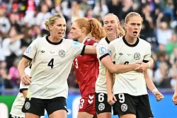 In der Innenverteidigung ist Rebecca Knaak (l) bislang gesetzt. - © Sebastian Christoph Gollnow/dpa