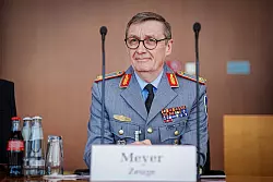 Die chaotischen Szenen am Flughafen Kabul, als im August 2021 nach der Macht&uuml;bernahme der Taliban Tausende verzweifelt versuchten, auf das Flughafengel&auml;nde und in eines der letzten Flugzeuge zu gelangen, haben Brigadegeneral Ansgar Meyer schwer getroffen, wie er sagt. - &copy; Kay Nietfeld/dpa