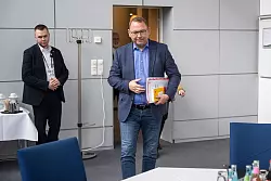 Frank Werneke verhandelt für Verdi in der Tarifrunde. - © Christophe Gateau/dpa