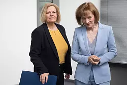 Die Verhandlungsführerinnen von Bund und Kommunen. - © Christophe Gateau/dpa