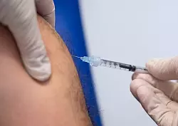 Ein Mitarbeiter impft im &laquo;Klinikum rechts der Isar&raquo; einen Mann gegen Affenpocken. - &copy; Sven Hoppe/dpa