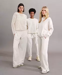 Jetzt angesagt bei Jogginghosen: neutrale Farben und weite Beine. Hier zu sehen bei Juvia. (Look 1, l-r: Pullover ca. 229 Euro, Hose ca. 159 Euro, Look 2: Pullover ca. 259 Euro, Hose ca. 149 Euro, Look 3: Pullover ca. 299 Euro, Hose ca. 149 Euro). - &copy; Juvia/dpa-tmn