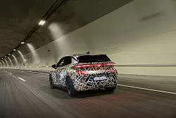R&ouml;hrender Auspuffsound hallt episch von den Tunnelw&auml;nden wieder? Nun, nicht ganz, aber je forscher man es am Volant angeht, desto lauter vernimmt der Fahrer einen synthetischen Motorsound. - &copy; Cupra/dpa-tmn