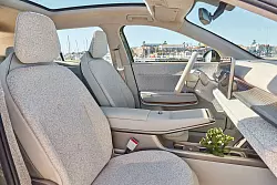 Wahre Stofflichkeit: Recht seriennah pr&auml;sentiert sich das Interieur - echte Gr&uuml;npflanzen auf der Mittelkonsole d&uuml;rften dann aber zum Start verschwunden sein. - &copy; Ivo Hercik/Volkswagen AG/dpa-tmn