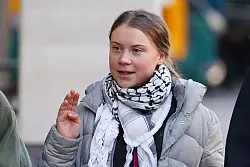 Greta Thunberg trifft am Westminster Magistrates Court ein. - &copy; Jordan Pettitt/PA Wire/dpa