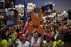 Angehörige der Geiseln fürchten um das Leben ihrer Liebsten. - © Ohad Zwigenberg/AP/dpa