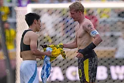 Julian Brandt muss einige Wochen mit einer Schiene am Arm spielen - © Carolyn Kaster/AP/dpa