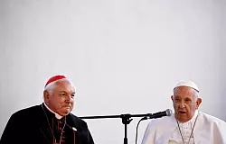 Der Erzbischof von Marseille, Jean-Marc Aveline (l), gilt wie der verstorbene Papst Franziskus als volksnah. (Archivbild) - © Yara Nardi/Reuters/dpa